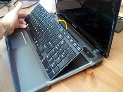 Remove Toshiba SatelliteA300 A305 keyboard-3