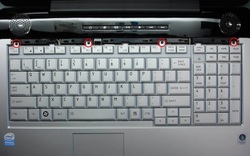 Replace Toshiba Satellite P200 / P300 keyboard-3